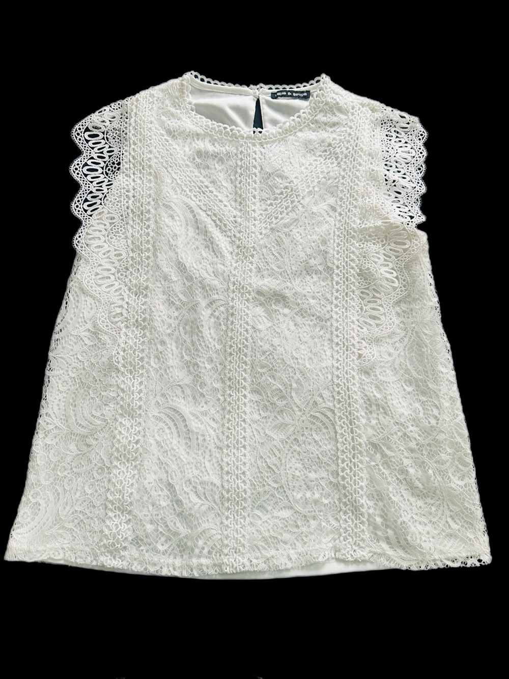 Cable & Gauge White lace blouse with floral embroidery and scalloped edges - Picture 11 of 11